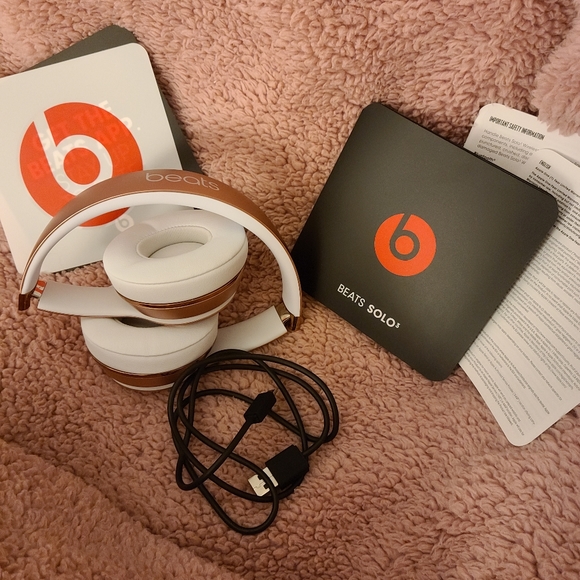 *PRICE FIRM* Beats Solo3 Wireless On-Ear Headphones (Rose Gold) - Picture 1 of 11